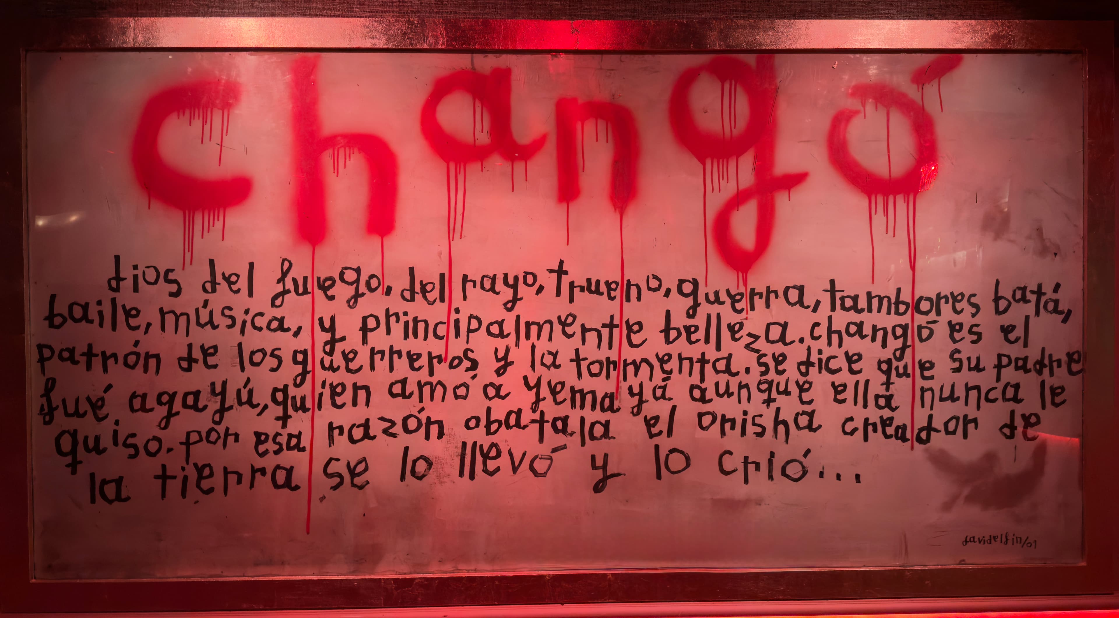 Cuadro de CHANGO en Sala Chango Madrid, con el nombre CHANGÓ pintado en rojo